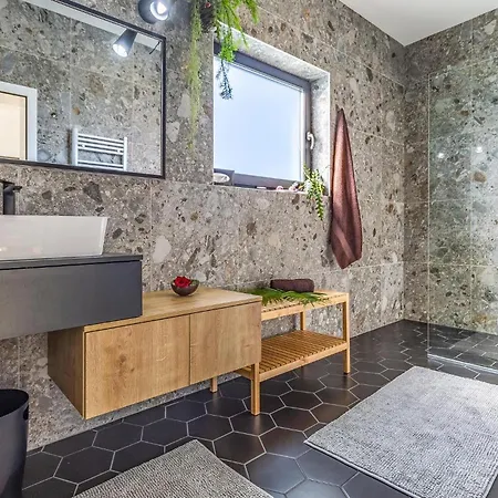 3 Bedroom Awesome In Orbanici