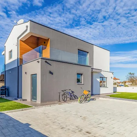 Vikendica 3 Bedroom Awesome In *